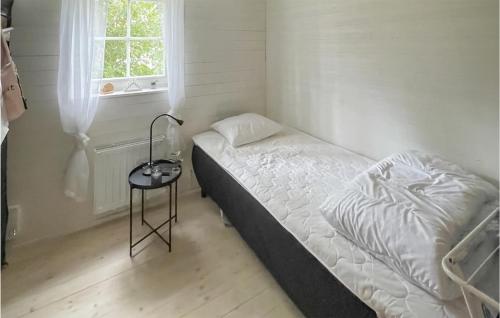 Dormitorio pequeño con cama y mesa en 2 Bedroom Gorgeous Home In Mrbylnga, en Mörbylånga