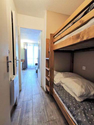 - une chambre avec 2 lits superposés et un couloir dans l'établissement Studio Samoëns Septimontain 2/4 pers, à Samoëns