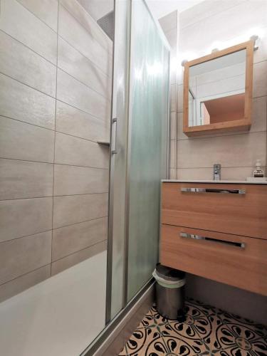 une salle de bain avec une douche, un lavabo et un miroir dans l'établissement Studio Samoëns Septimontain 2/4 pers, à Samoëns