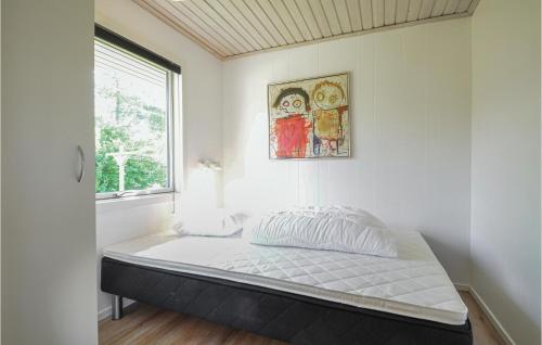 - une chambre avec un lit dans une pièce dotée d'une fenêtre dans l'établissement Nice Home In Vestervig With Wifi, à Vestervig