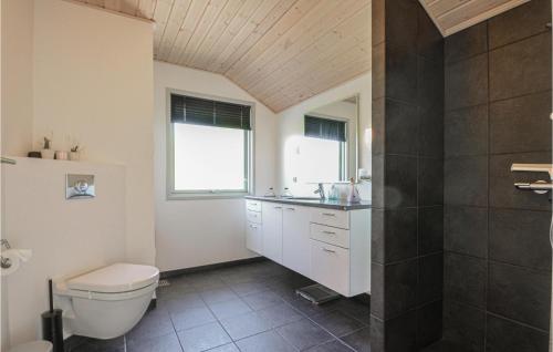 La salle de bains est pourvue de toilettes, d'un lavabo et d'une douche. dans l'établissement Nice Home In Vestervig With Wifi, à Vestervig