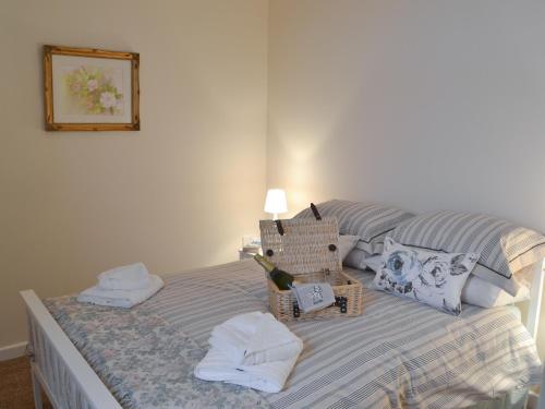 1 dormitorio con 1 cama con toallas en Red House en Torquay
