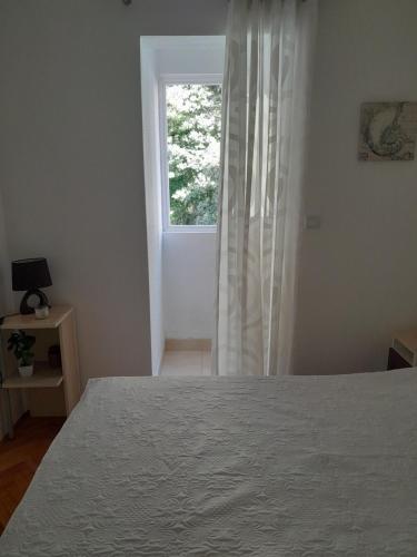 ヘルツェグ・ノヴィにあるJasna Herceg Noviのベッドと窓のある寝室