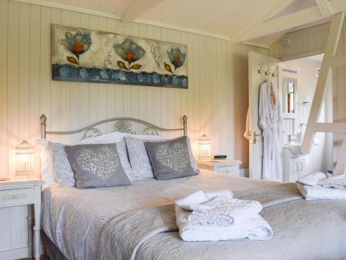 um quarto com uma cama grande e toalhas em Lakeside Cabin em Kingston Blount