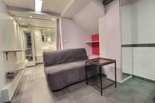 un salon avec un canapé et une table dans l'établissement Studio neuf - Gare d'Aulnay, à Aulnay-sous-Bois