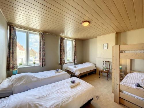 - une chambre avec 2 lits et une fenêtre dans l'établissement Holiday Home Sungarden, à Middelkerke