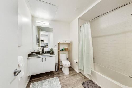 ein Badezimmer mit einem WC, einem Waschbecken und einer Badewanne in der Unterkunft Lovely Open One-Bedroom in West Oakland in Oakland
