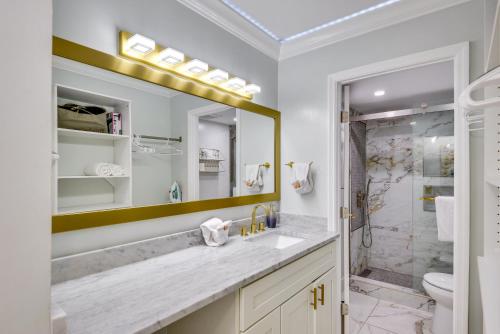 um banheiro com pia e chuveiro em Cozy Florida Getaway with Pool Access and Ocean Views! em Daytona Beach