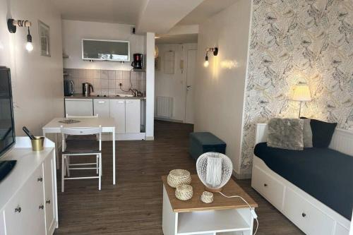 un petit appartement avec une cuisine et un salon dans l'établissement Studio lumineux en bord de mer, à Pléneuf-Val-André