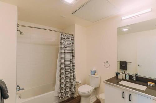 y baño con aseo, ducha y lavamanos. en Luxury 1 Bedroom unit in West Oakland en Oakland