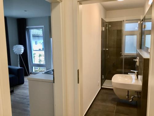 een badkamer met een toilet, een wastafel en een douche bij aparthaus felizitas in Groß-Gerau