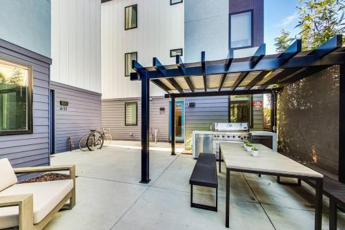 eine Terrasse mit einem Picknicktisch und einer blauen Pergola in der Unterkunft Studio Suite Close to Downtown in Oakland