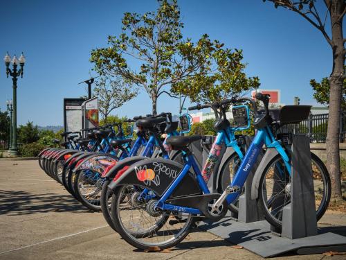 una fila di biciclette parcheggiate in un parcheggio di Studio Suite Close to Downtown a Oakland