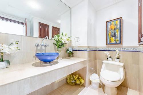 y baño con lavabo y aseo. en Habitación Privada con vista al mar Ámbar, Malecon Santo Domingo en Santo Domingo
