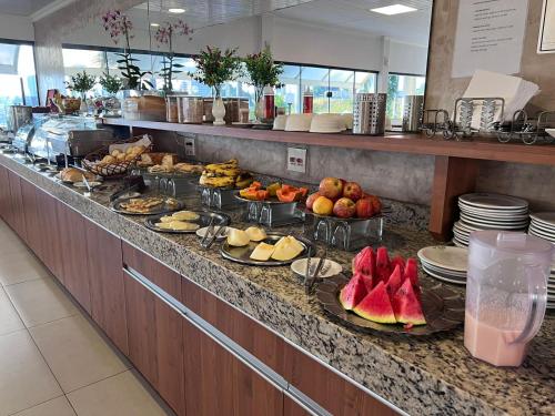 een buffet met veel verschillende soorten eten bij Rio Claro Plaza Hotel in Rio Claro