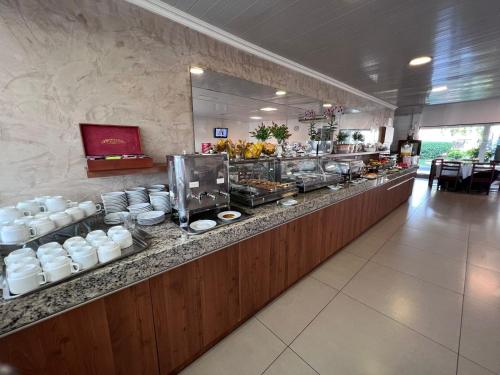 een buffet in een restaurant met eten bij Rio Claro Plaza Hotel in Rio Claro