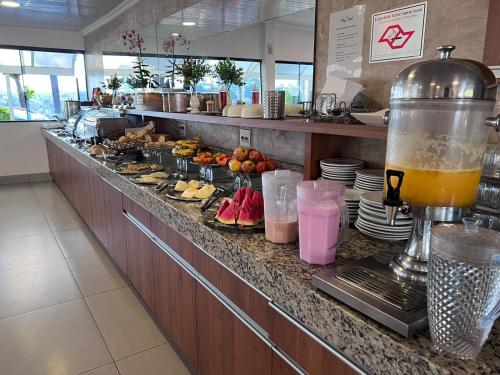 een buffet in een restaurant met eten en drinken bij Rio Claro Plaza Hotel in Rio Claro
