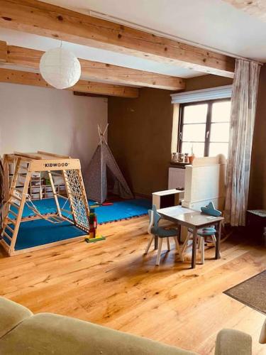 Postel nebo postele na pokoji v ubytování Saniertes Fachwerkhaus mit Hof i.d. Altstadt