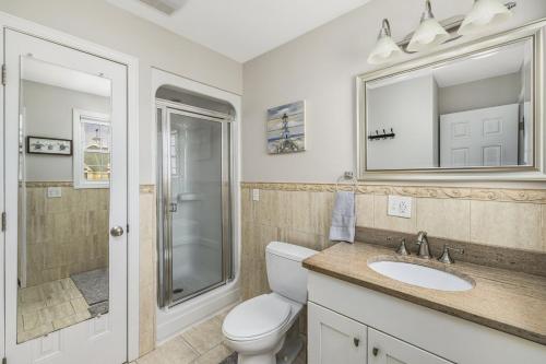 La salle de bains est pourvue de toilettes, d'un lavabo et d'une douche. dans l'établissement Beautiful Home With Water Views & Close To Ocean, à Warwick