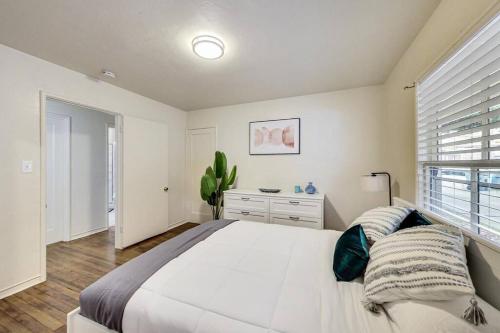 um quarto com uma grande cama branca e uma janela em Lovely 1 Bedroom Near Campus em Berkeley
