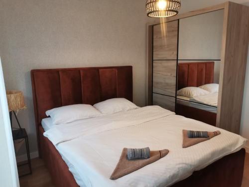 - une chambre avec un lit et 2 chaussons dans l'établissement Apartment Royal, à Banja Luka