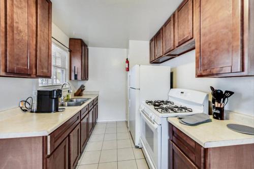 A kitchen or kitchenette at Ideal 1 Bedroom Near UC Berkeley
