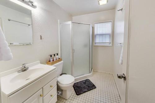 ein Bad mit einer Dusche, einem WC und einem Waschbecken in der Unterkunft 2BR in Berkeley Near Campus in Berkeley