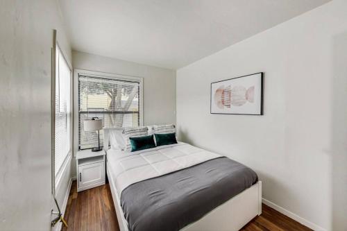 a small bedroom with a bed and a window at 2BR in Berkeley Near Campus in Berkeley