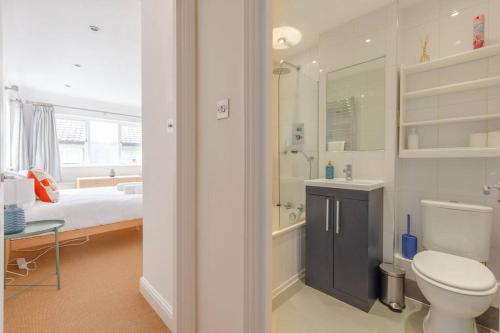 a bathroom with a bed and a toilet and a sink at Modern 1BD Flat - 15 min walk to London Bridge in London