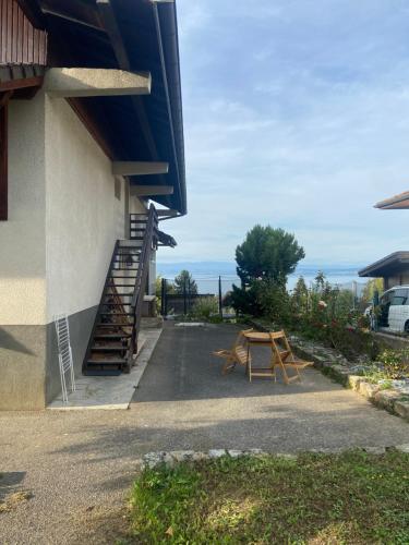 a table and a bench next to a building at Appartement chalets T2 50m2 in Publier