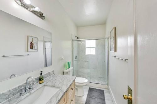 een badkamer met een douche, een wastafel en een toilet bij Best Location 3BR by UCBerkeley in Berkeley