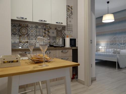 eine Küche mit einem Tisch und Weingläsern darauf in der Unterkunft White Lady B&B in Pompei