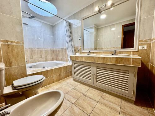 une salle de bain avec toilettes, lavabo et baignoire dans l'établissement Great Escape, Golf del Sur, à San Miguel de Abona