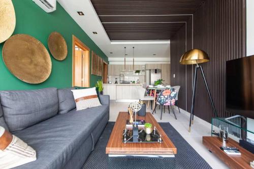 Гостиная зона в Stunning infinity pool apartment