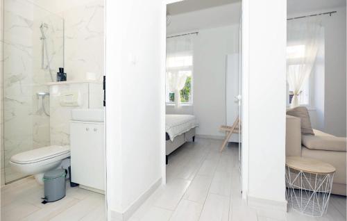 La salle de bains blanche est pourvue de toilettes et d'un lavabo. dans l'établissement Amazing Apartment In Trogir With Kitchen, à Trogir