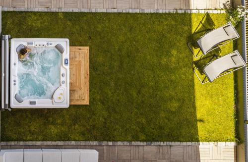 an overhead view of a pool on a lawn at HOTEL B&B MARILENA in Arabba