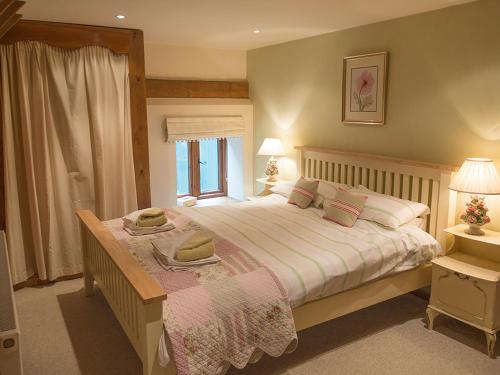 een slaapkamer met een groot bed en een raam bij Old Corn Mill - Ukc3170 in Walpole