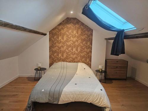 um quarto com uma cama grande e um tecto azul em L'Estran em Dieppe