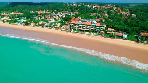 una vista aérea de una playa con casas y el océano en Waterfront Apart Hotel, en Maceió