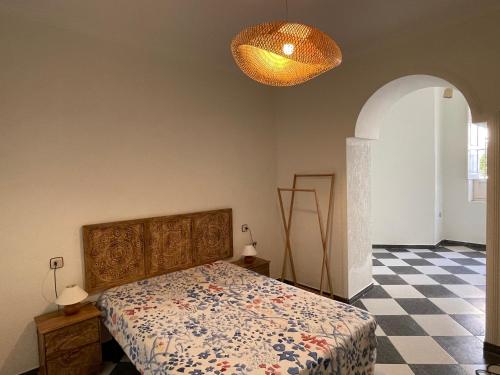 - une chambre avec un lit et une lampe dans l'établissement Patios de la Carmela, à Isla Cristina