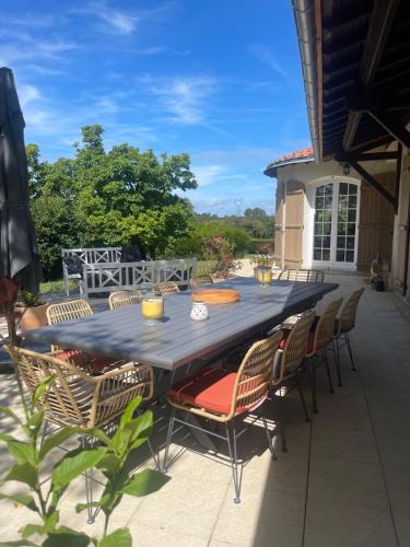 Fotografie z fotogalerie ubytování LES 15 CHENES Chambres d hôtes, parc arboré de 5000 m2 à 20KM du PUYDUFOU Une suite familiale et 3 chambres doubles v destinaci Saint-Mesmin