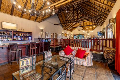 Ο χώρος του lounge ή του μπαρ στο Pestana Kruger Lodge