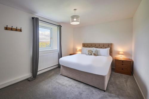 LeadgateにあるHost & Stay - Brownside Chapelのベッドルーム(大きな白いベッド1台、窓付)