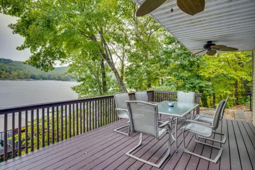 Balkoni atau teres di Ideally Located Home with Private Dock in Camdenton!