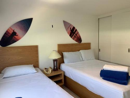 - 2 lits installés l'un à côté de l'autre dans une chambre dans l'établissement Fancy Loft near 5th av and beach, à Playa del Carmen