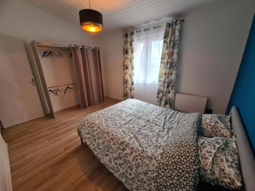 a bedroom with a bed and a window at Charmant appartement au cœur de Saint-peray in Saint-Péray