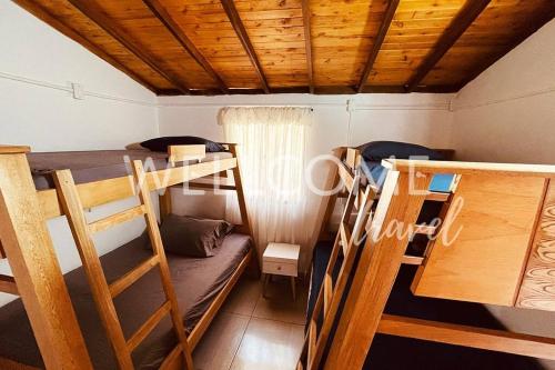 a room with two bunk beds and a table at Florecita-Cabaña en la montaña Girardota in Girardota