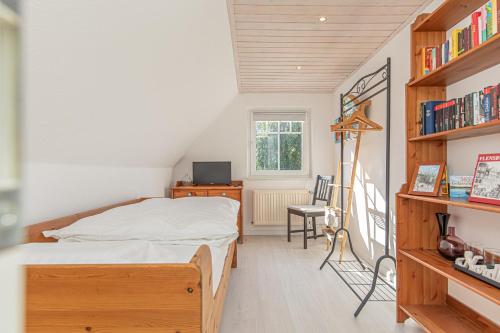 a bedroom with a bed and a desk at fewo1846 - Oma Herta - ländlich gelegenes Haus mit 3 Schlafzimmern und Garten in Steinbergkirche