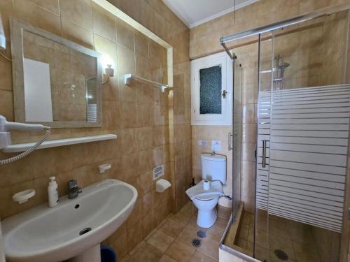 łazienka z umywalką, toaletą i prysznicem w obiekcie Corfu Dream Holidays Villas Standarts w Korfu