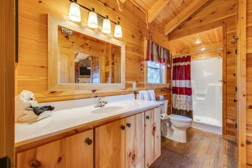 加特林堡的住宿－Journey's End，一间带水槽和卫生间的浴室